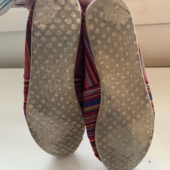 Multi color Toms in a size 8 - Picture 5 of 5